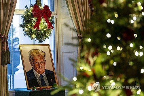 레고로 만든 트럼프 대통령 초상화가 놓인 백악관 그린룸 (출처=연합뉴스)