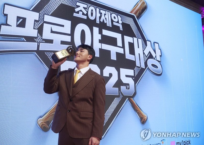 포즈 취하는 kt 안현민 (출처=연합뉴스)