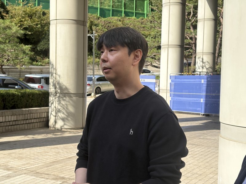 최주현 아이언메이스 대표가 23일 서울고법에서 '다크 앤 다커' 관련 저작권 소송 변론 기일을 마치고 취재진 질문에 답하고 있다. 서울고법 민사5-2부(부장판사 김대현 강성훈 송혜정)는 이날 넥슨이 아이언메이스와 최 대표 등에 제기한 영업비밀 및 저작권 침해금지 청구 소송 항소심 변론기일을 열었다.2025.10.23/뉴스1 ⓒ News1 김민재 기자