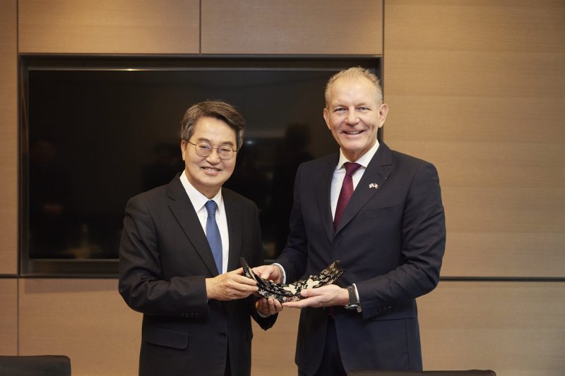 지난 2일 오전 서울 여의도 페어몬트 호텔에서 김동연 경기도지사가 프랑수아 자코(François Jackow) 에어리퀴드 회장과 만나 경기도 투자 확대에 대한 방안을 논의했다. 경기도 제공