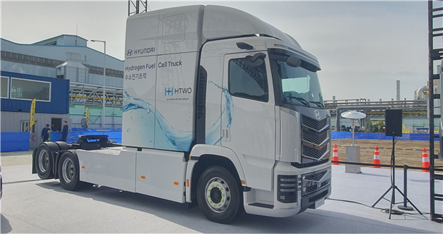 현대자동차가 개발한 수소 트랙터. 수소전지를 동력으로 하는 350㎾ 고효율 모터와 5단 자동변속기, 188㎾ 연료전지스택, 72㎾ 고전압 배터리가 탑재됐다. 수소 탱크 용량은 68kg(700bar)로 1회 충전 시 약 761㎞ 주행할 수 있다. 울산시 제공