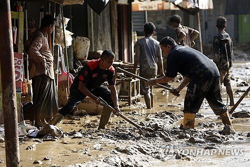 복구 작업하는 인도네시아 아체주 주민들 (출처=연합뉴스)