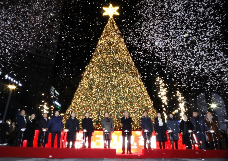 유성온천 크리스마스 축제 점등식 모습.(유성구 제공. 재판매 및 DB금지)/뉴스1