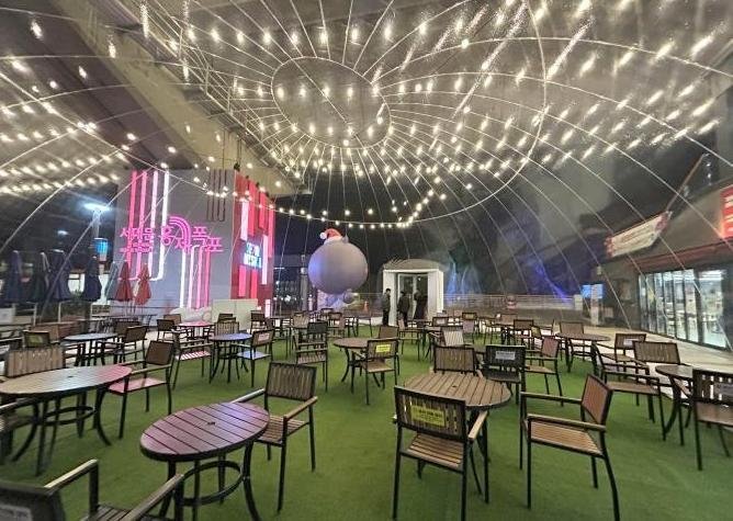 카페폭포 수변테라스에 설치한 '초대형 반구형 투명 에어돔' 내부 (출처=연합뉴스)