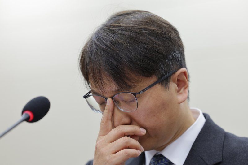 박대준 쿠팡 대표이사가 2일 서울 여의도 국회 과학기술정보방송통신위원회에서 열린 쿠팡 침해사고 관련 현안 질의에서 얼굴을 매만지고 있다. 2025.12.2/뉴스1 ⓒ News1 신웅수 기자