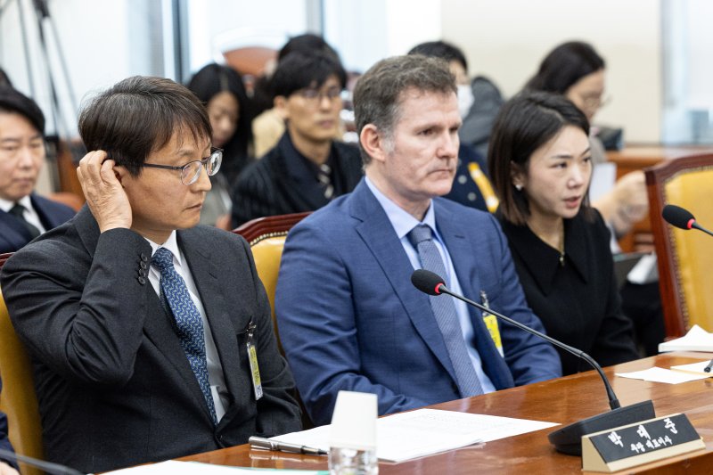 박대준 쿠팡 대표이사가 2일 서울 여의도 국회에서 열린 제429회국회(정기회) 과학기술정보방송통신위원회 제18차 전체회의에 출석해 머리를 만지고 있다. 2025.12.2/뉴스1 ⓒ News1 이승배 기자