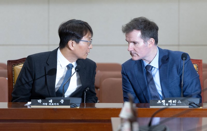 박대준 쿠팡 대표이사가 2일 서울 여의도 국회에서 열린 제429회국회(정기회) 과학기술정보방송통신위원회 제18차 전체회의에 출석해 브랫 매티스 최고정보보호책임자와 대화하고 있다. 2025.12.2/뉴스1 ⓒ News1 이승배 기자