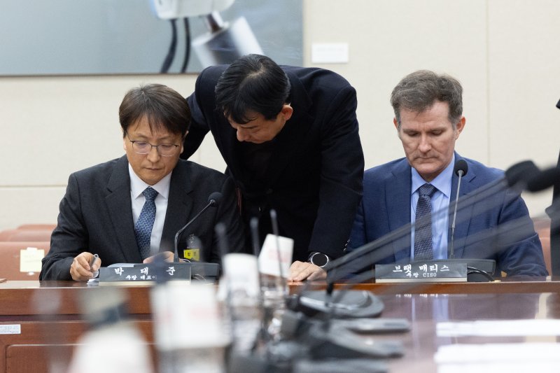 박대준 쿠팡 대표이사가 2일 서울 여의도 국회에서 열린 제429회국회(정기회) 과학기술정보방송통신위원회 제18차 전체회의에 출석해 자료를 살펴보고 있다. 2025.12.2/뉴스1 ⓒ News1 이승배 기자