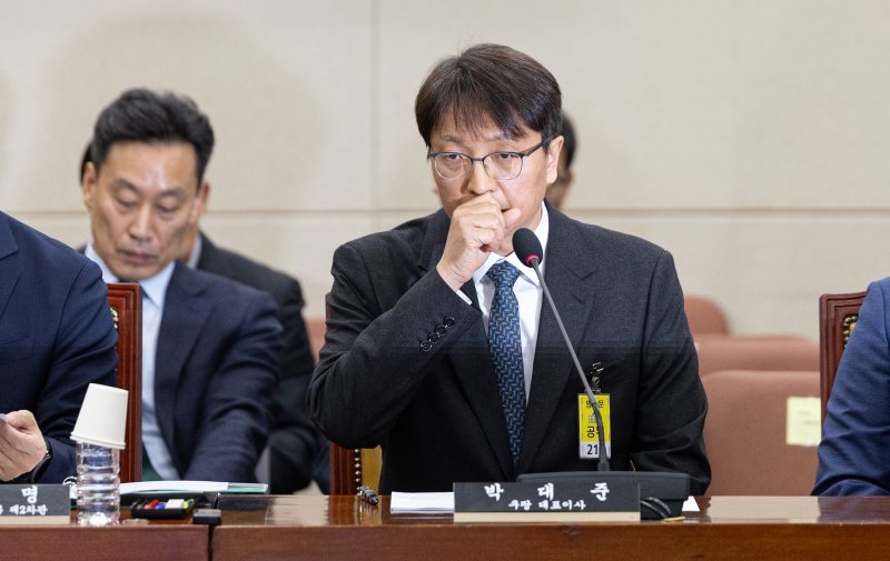 박대준 쿠팡 대표이사가 2일 서울 여의도 국회에서 열린 제429회국회(정기회) 과학기술정보방송통신위원회 제18차 전체회의에 출석해 기침하고 있다. 2025.12.2/뉴스1 ⓒ News1 이승배 기자