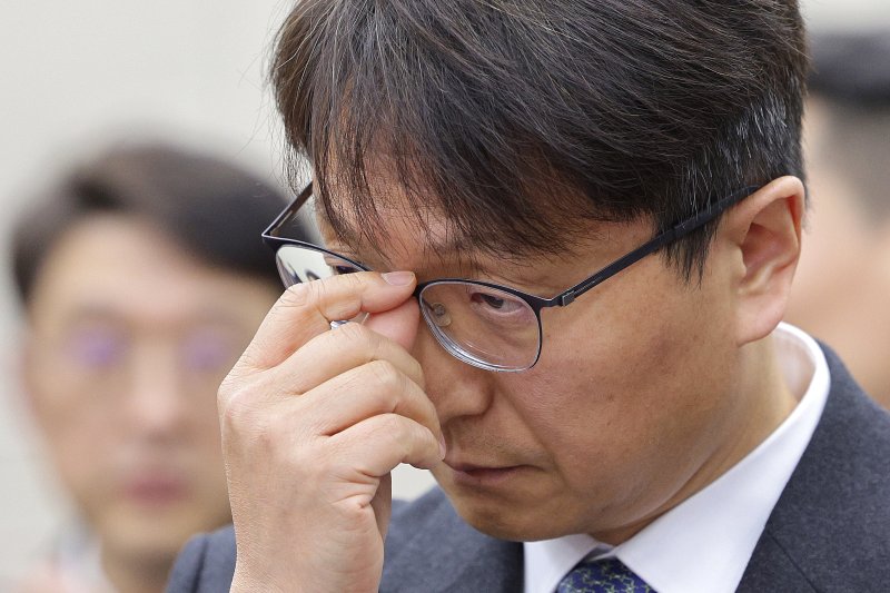 박대준 쿠팡 대표이사가 2일 서울 여의도 국회 과학기술정보방송통신위원회에서 열린 쿠팡 침해사고 관련 현안 질의에서 안경을 고쳐쓰고 있다. 2025.12.2/뉴스1 ⓒ News1 신웅수 기자