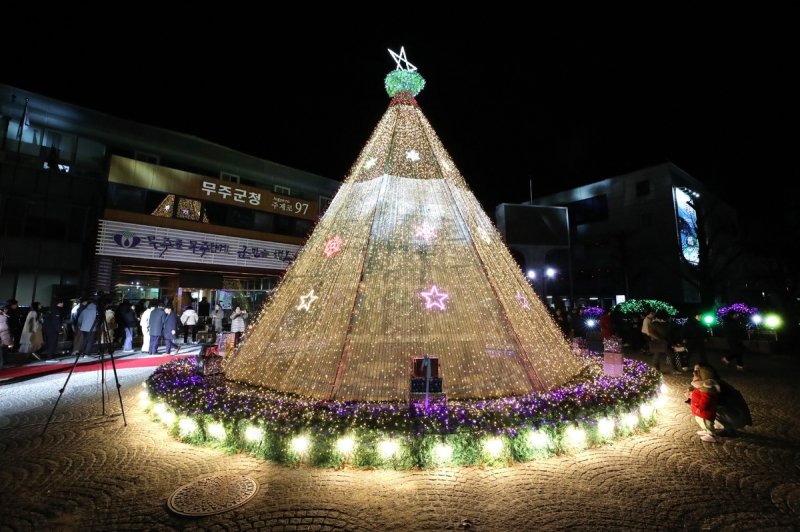 무주군청 앞 밝히는 성탄 트리 (출처=연합뉴스)