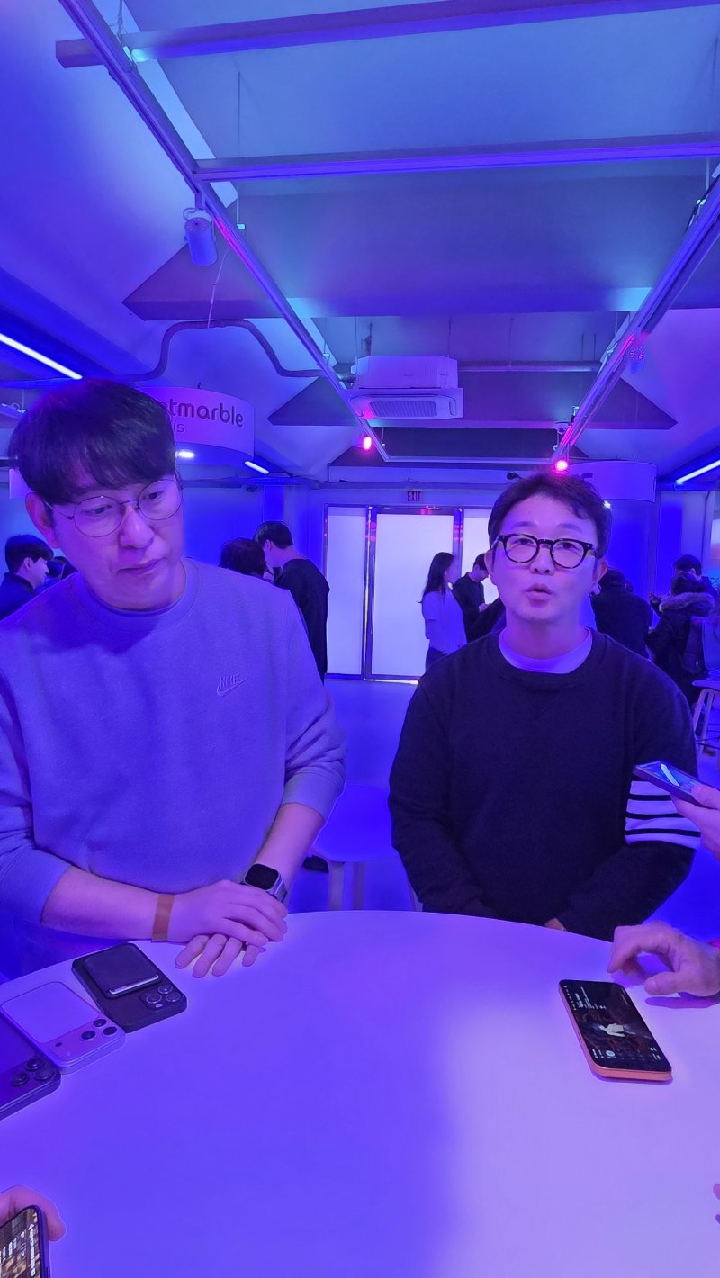 김일호 컴투스 글로벌사업실장·이동원 PD가 서울 성수동 스테이지X 도원에서 열린 애플 韓 첫 게임 쇼케이스에서 발언하고 있다. 2025.12.2 뉴스1 ⓒ News1 김민석 기자