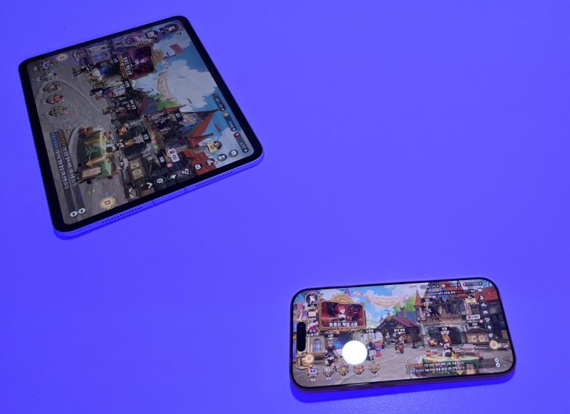 서울 성수동 스테이지X 도원에서 열린 애플 韓 첫 게임 쇼케이스. 세븐나이츠 리버스가 아이폰 17 프로로 구동되고 있다. 2025.12.2 뉴스1 ⓒ News1 김민석 기자