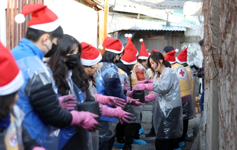 [서울=뉴시스] 김선웅 기자 = 적십자 봉사원·고려아연 임직원들이 2일 서울 노원구 상계동에서 연탄 나눔 봉사활동을 하고 있다. 2025.12.02. mangusta@newsis.com