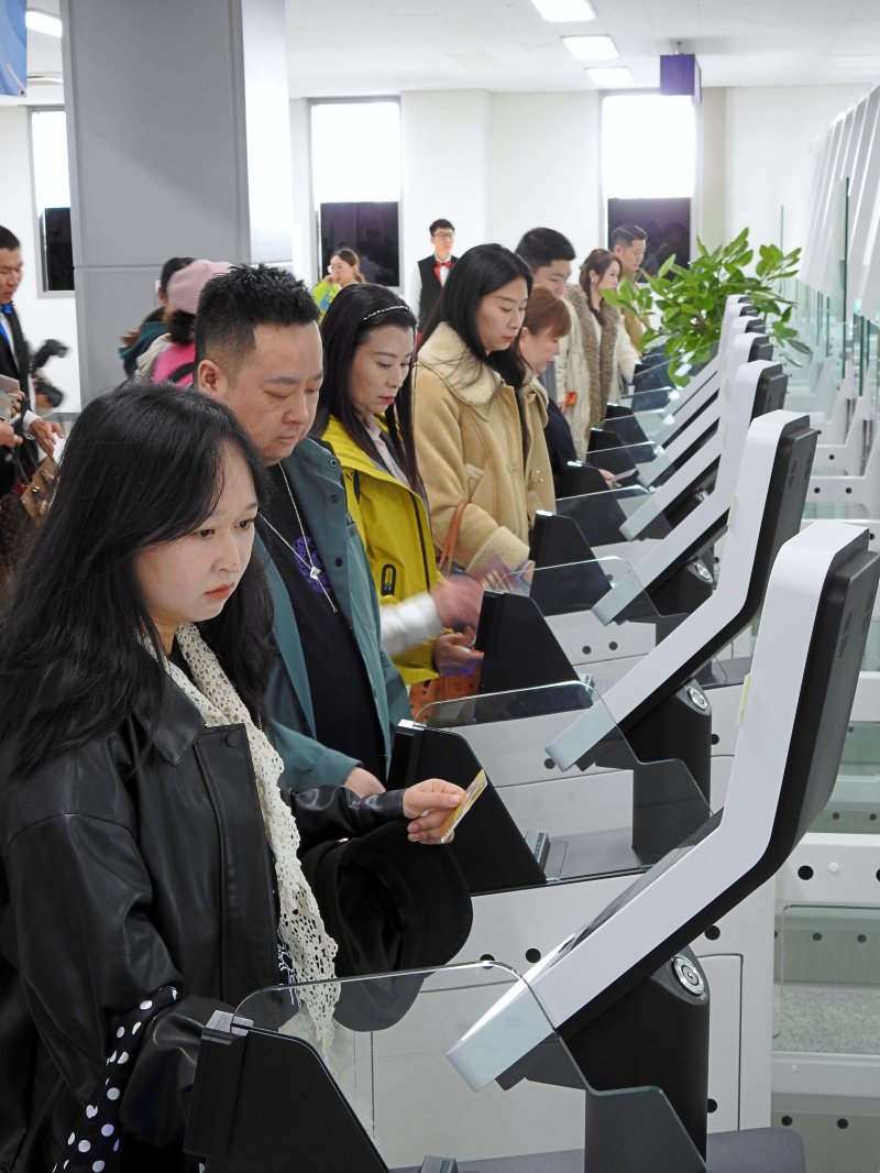 [서귀포=뉴시스] 김수환 기자 = 2일 오후 서귀포시 강정항 크루즈터미널에서 외국인 크루즈 여행객이 무인 자동심사대를 이용하고 있다. 2025.12.02. notedsh@newsis.com