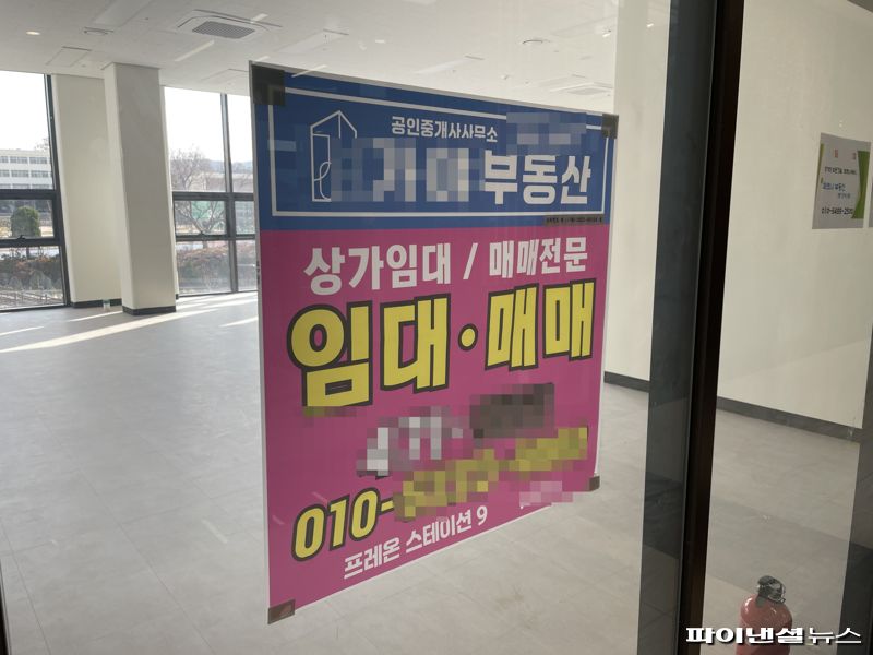 2일 서울 강동구 둔촌동 올림픽파크포레온 아파트 상가 내 공실. 사진=권준호 기자