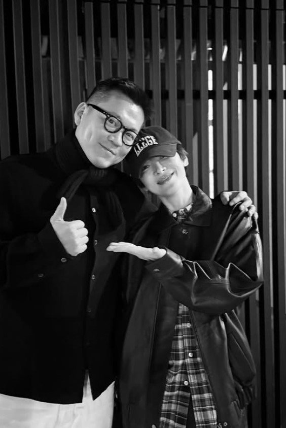 송혜교, 새 신랑 어깨 맞대고…"축하 자리"