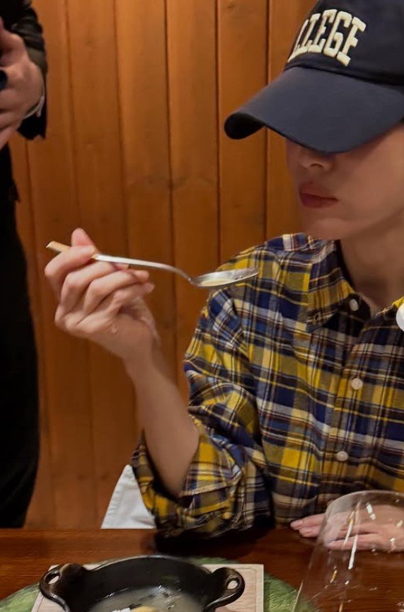 송혜교, 새 신랑 어깨 맞대고…"축하 자리"