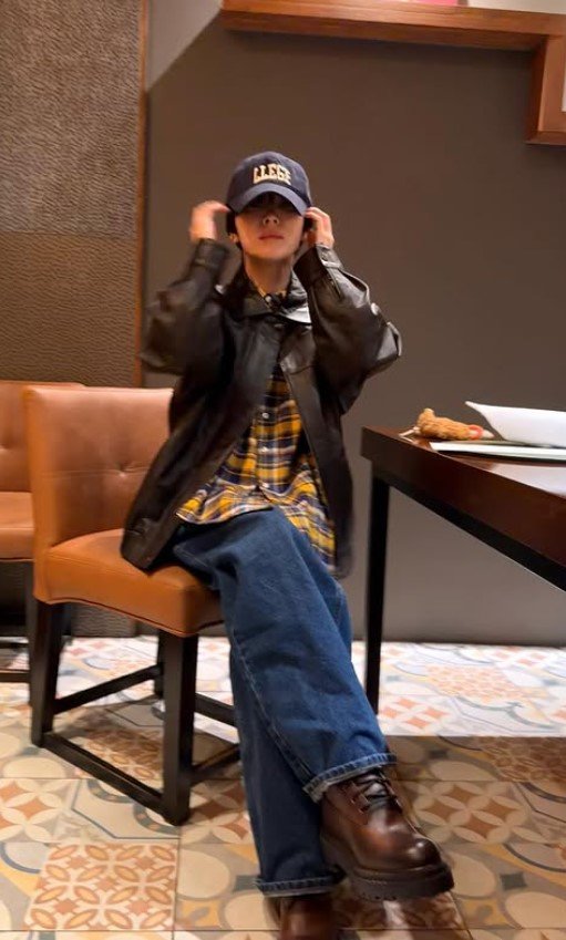 송혜교, 새 신랑 어깨 맞대고…"축하 자리"