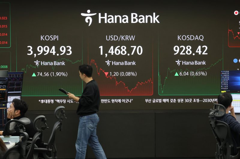 2일 오후 서울 중구 하나은행 본점 딜링룸 현황판에 코스피 지수가 전 거래일보다 74.56포인트(1.90%)상승한 3994.93을 나타내고 있다. 2025.12.2/뉴스1 ⓒ News1 이광호 기자