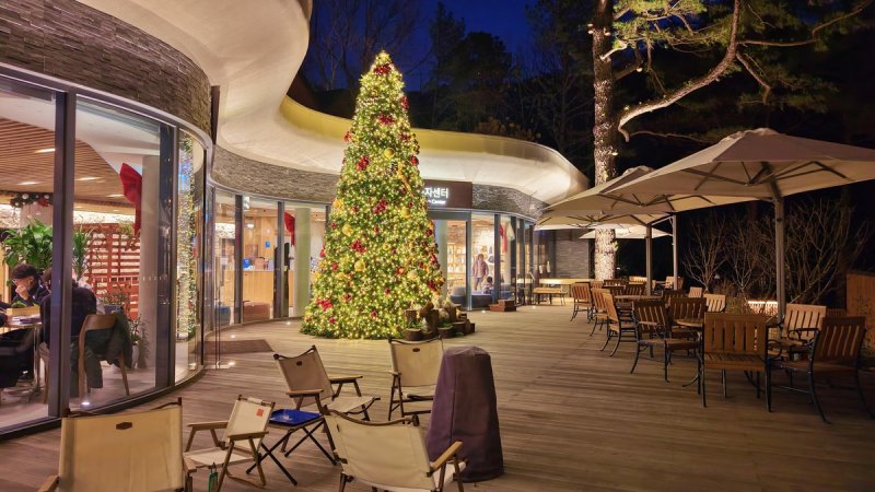 수락휴 본동 앞 크리스마스 장식 (출처=연합뉴스)