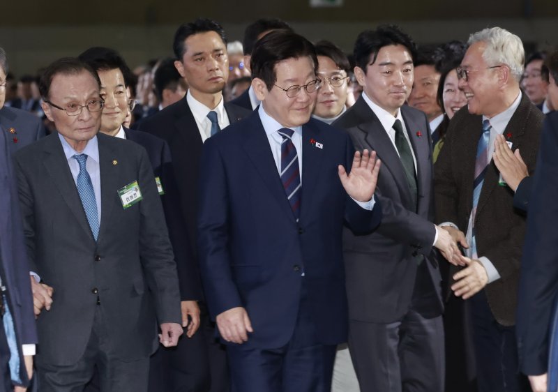 [고양=뉴시스] 최동준 기자 = 이재명 대통령이 2일 경기 고양시 킨텍스에서 열린 제22기 민주평화통일자문회의 출범회의에서 이해찬 수석부의장 등과 입장하고 있다. 2025.12.02. photocdj@newsis.com