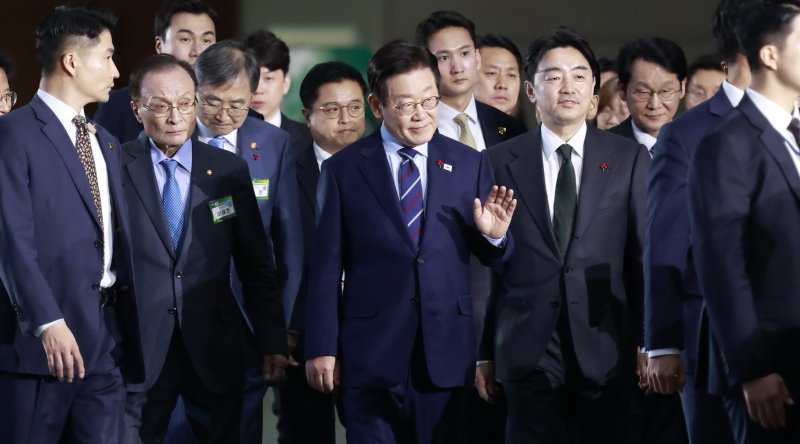 [고양=뉴시스] 최동준 기자 = 이재명 대통령이 2일 경기 고양시 킨텍스에서 열린 제22기 민주평화통일자문회의 출범회의에서 이해찬 수석부의장 등과 입장하고 있다. 2025.12.02. photocdj@newsis.com