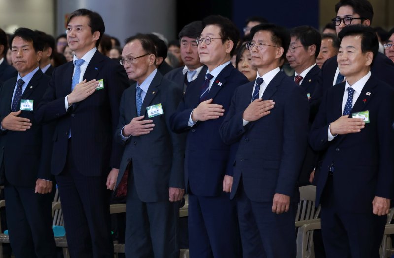 [고양=뉴시스] 최동준 기자 = 이재명 대통령이 2일 경기 고양시 킨텍스에서 열린 제22기 민주평화통일자문회의 출범회의에서 이해찬 수석부의장 등 참석자들과 함께 국민의례를 하고 있다. 2025.12.02. photocdj@newsis.com