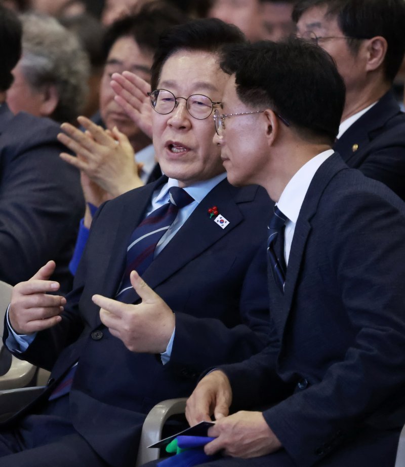 [고양=뉴시스] 최동준 기자 = 이재명 대통령이 2일 경기 고양시 킨텍스에서 열린 제22기 민주평화통일자문회의 출범회의에서 방용승 민주평화통일자문회의 사무처장과 대화를 하고 있다. 2025.12.02. photocdj@newsis.com