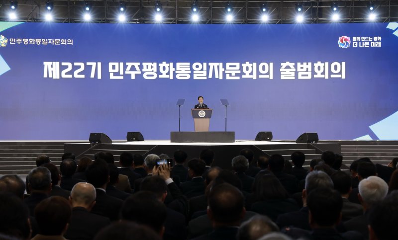 [고양=뉴시스] 최동준 기자 = 이재명 대통령이 2일 경기 고양시 킨텍스에서 열린 제22기 민주평화통일자문회의 출범회의에서 연설하고 있다. 2025.12.02. photocdj@newsis.com