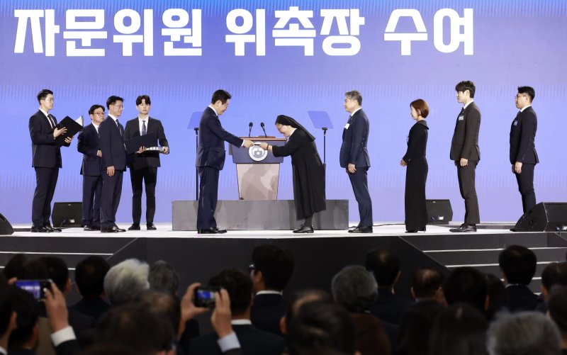 [고양=뉴시스] 최동준 기자 = 이재명 대통령이 2일 경기 고양시 킨텍스에서 열린 제22기 민주평화통일자문회의 출범회의에서 이선중 평화활동종교인에게 위촉장을 수여하고 있다. 2025.12.02. photocdj@newsis.com