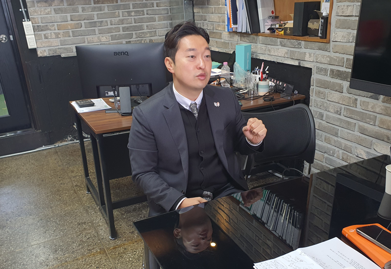 이병희 황리단길 상가연합회장이 파이낸셜뉴스 취재진에게 상권 현황에 대해 설명하고 있다. 사진=최승한 기자