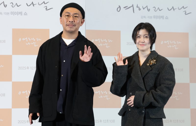 미야케 쇼 감독과 배우 심은경(오른쪽)이 2일 서울 용산구 CGV용산아이파크몰에서 열린 영화 '여행과 나날' 언론 시사회 및 기자 간담회에서 포즈를 취하고 있다. '여행과 나날'은 어쩌면 끝이라고 생각한 각본가 '이'(심은경 분)가 어쩌다 떠나온 설국의 여관에서 의외의 시간을 보내면서 다시 시작되는 뉴스1