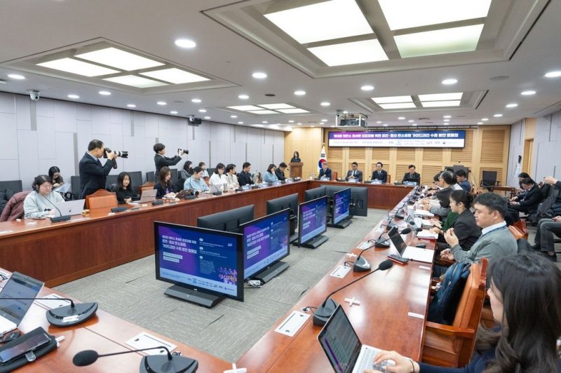 K-팝엔 '콘서트장 기후동맹'이 필요하다…국회 관심 끌어낸 케이팝포플래닛