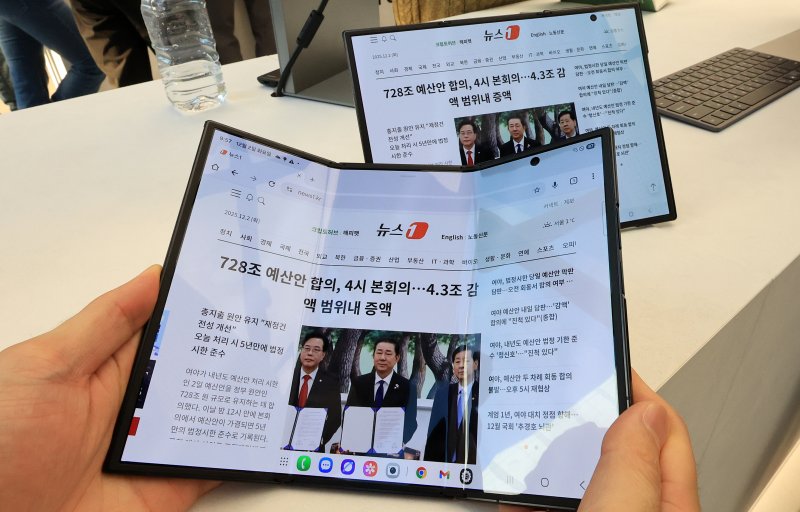 2일 서울 서초구 삼성 강남에서 열린 '삼성전자 갤럭시Z 트라이폴드 출시 미디어데이'에서 취재진들이 갤럭시Z트라이폴드를 체험하고 있다 2025.12.2/뉴스1 ⓒ News1 이호윤 기자