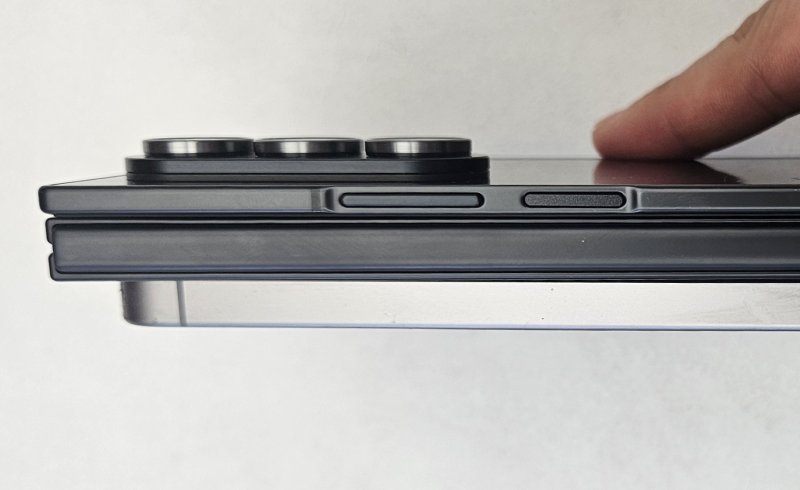 갤럭시Z트라이폴드(위)와 갤럭시S25 두께 비교. 2025.12.02./뉴스1 ⓒNews1 김정현 기자