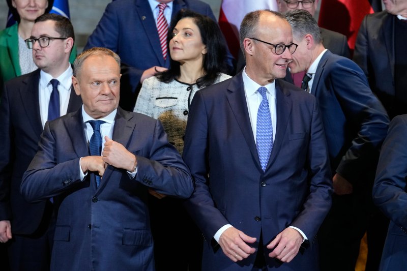 [베를린=AP/뉴시스] 프리드리히 메르츠 독일 총리(앞줄 오른쪽)와 도날트 투스크 폴란드 총리(앞줄 왼쪽)가 1일(현지 시간) 독일 베를린에서 회담 후 양국 장관들과 함께 단체 사진을 찍고 있다. 2025.12.02.