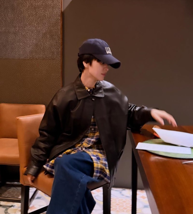 송혜교, 날렵한 턱선에 소두 인증…힙한 일상 [N샷]