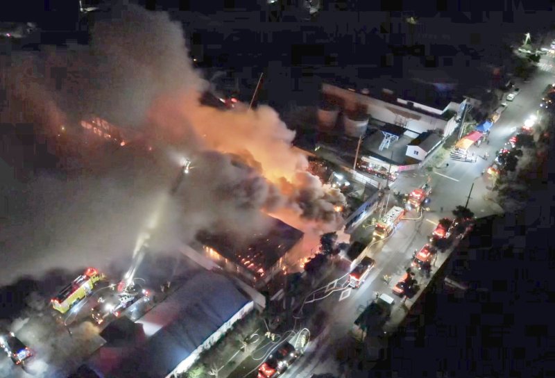 지난 1일 오후 9시27분쯤 발생한 제주 토평공업단지 야적장 화재 현장에서 소방당국이 진화작업을 하고 있다.(제주도소방안전본부 제공. 재판매 및 DB 금지) 2025.12.2/뉴스1