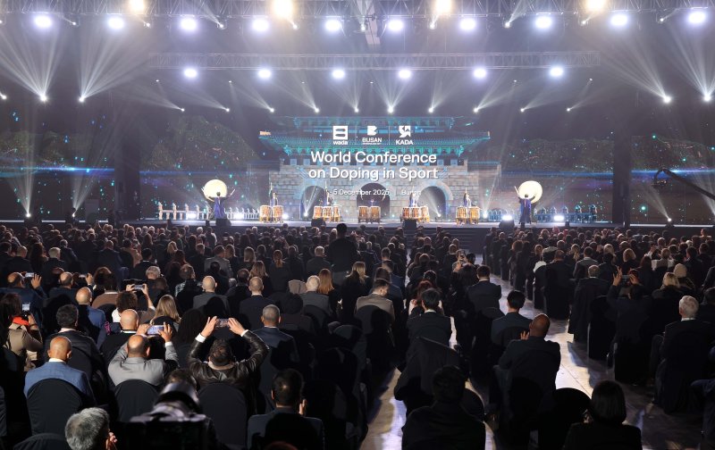 [부산=뉴시스] 하경민 기자 = 2025 세계도핑방지기구(WADA) 총회 개회식이 열린 2일 부산 해운대구 벡스코 제1전시장에서 축하 대북공연이 펼쳐지고 있다. 오는 5일까지 열리는 이번 총회에는 각국 정부와 국제올림픽위원회(IOC), 국제경기연맹, 각국 도핑방지기구 등 전 세계 191개국에서 2000여 명이 참석해 세계도핑방지규약과 국제표준 개정, 부산선언 도출 등을 위한 논의를 진행한다. 2025.12.02. yulnetphoto@newsis.com