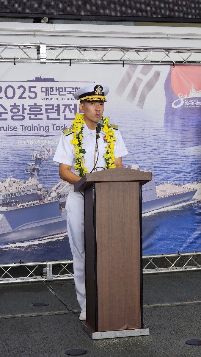 대한민국 해군 순항훈련전단장 홍상용 준장이 2일 베트남 다낭 띠엔사항에 열린 훈련함 '한산도함' 입항 환영식에서 답사를 하고 있다.