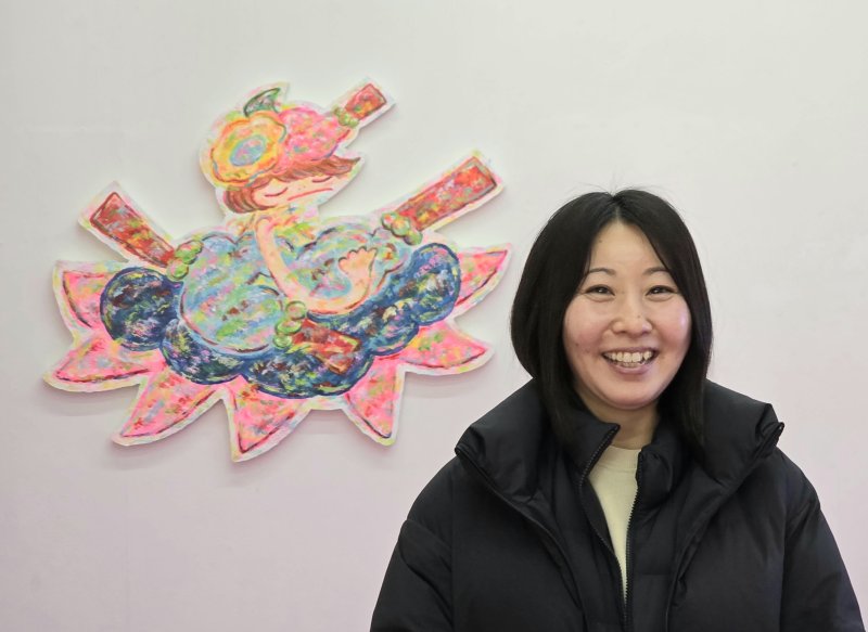 [사진=박현주 미술전문기자]2일 아야코 록카쿠 작가가 토탈미술관에서 연 기자 간담회에서 포즈를 취했다. 2025.12.02. hyun@newsis.com *재판매 및 DB 금지