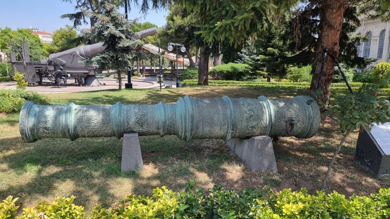 이스탄불 신시가지에 위치한 하르비예 군사박물관에 전시된 청동대포와 야포. 튀르키예문화관광부 제공