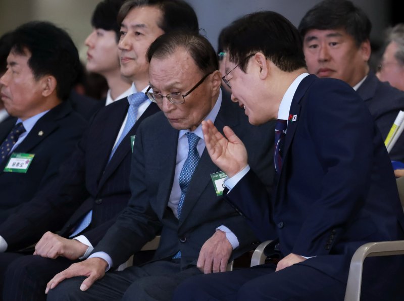 이재명 대통령이 지난달 2일 경기 고양시 킨텍스에서 열린 제22기 민주평화통일자문회의 출범회의에서 이해찬 수석부의장과 대화하고 있다. 뉴시스