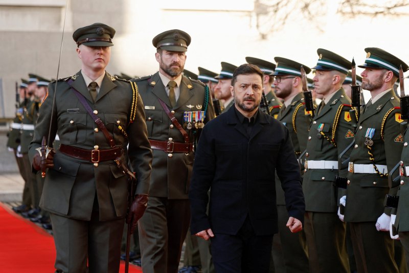 2일(현지시간) 아일랜드 더블린을 방문한 볼로디미르 젤렌스키 우크라이나 대통령이 현지 의장대를 사열하고 있다.로이터연합뉴스