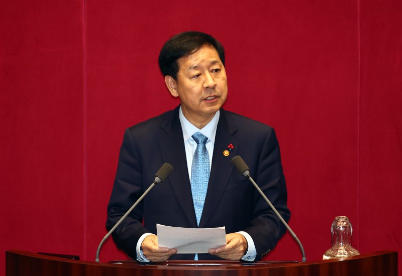 [서울=뉴시스] 김명년 기자 = 구윤철 경제부총리 겸 기획재정부 장관이 2일 오후 서울 여의도 국회에서 열린 본회의에서 법인세법 일부개정법률안 및 교육세법 일부개정법률안에 대한 제안설명하고 있다. 2025.12.02. kmn@nwsis.com