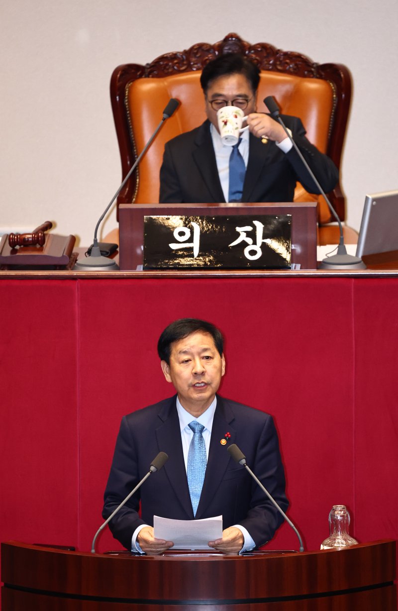 [서울=뉴시스] 김명년 기자 = 구윤철 경제부총리 겸 기획재정부 장관이 2일 오후 서울 여의도 국회에서 열린 본회의에서 법인세법 일부개정법률안 및 교육세법 일부개정법률안에 대한 제안설명하고 있다. 2025.12.02. kmn@nwsis.com