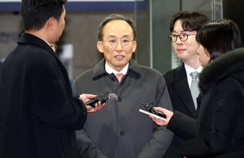 12·3 비상계엄 당시 국민의힘 원내대표 지위를 이용해 의원들의 계엄 해제 표결 참여를 방해한 혐의를 받는 국민의힘 추경호 의원이 2일 서울 서초구 서울중앙지방법원에서 열린 구속 전 피의자 심문(영장실질심사)을 마친 뒤 법정을 나서고 있다. 사진=연합 지면화상