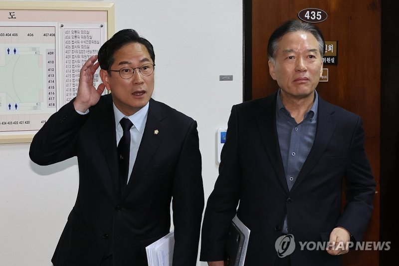 질문 받는 기재위 여야 간사 (출처=연합뉴스)