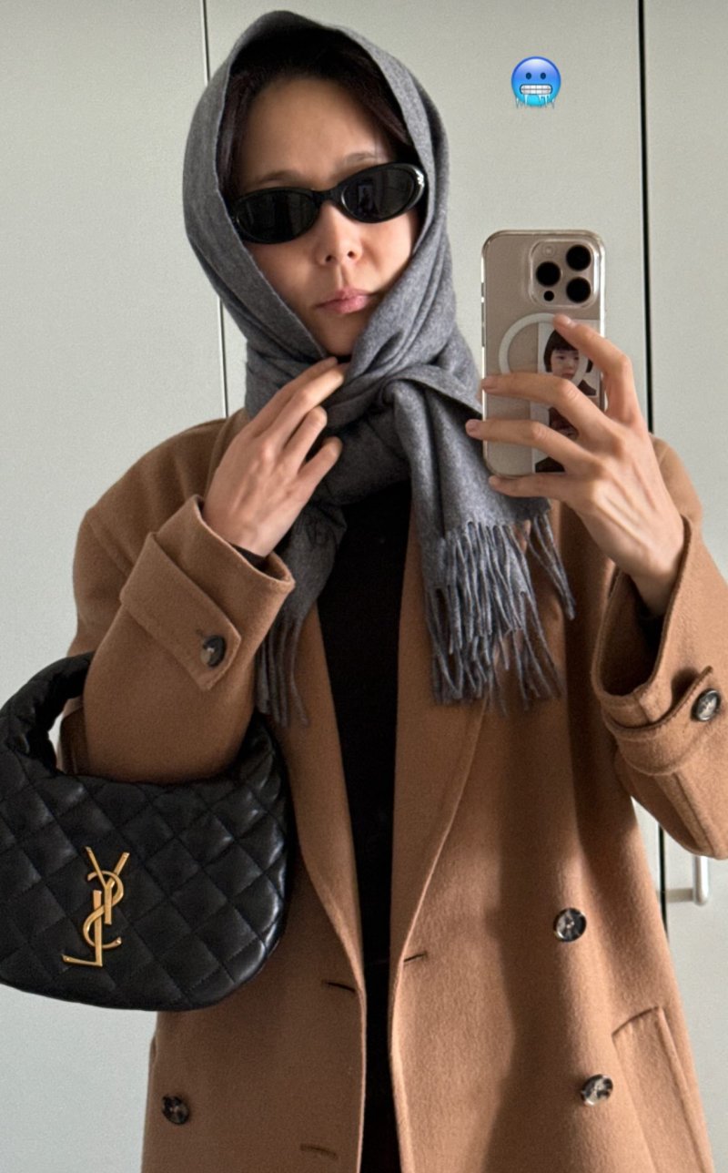 재혼 김나영 선글라스로 시크 분위기…거울 셀카 찰칵